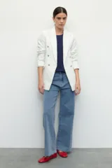 Top color verde claro, de mangas cortas abullonadas y cuello redondo.