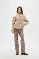 Tapado de textura tipo corderito en color marrón, con cuello solapa y cierre frontal de botones.