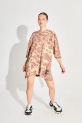 Sweater de punto tipo remerón oversize con diseño batik. Presenta silueta amplia, manga caída y etiqueta tejida con monograma en el frente.