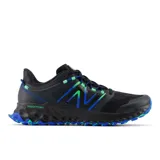 Championes de trail running New Balance Fresh Foam Garoé, color negro con detalles en azul y verde. Cuentan con entresuela Fresh Foam y suela AT Tread para tracción.