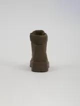 Borcego de caña corta color beige, con cordones al tono, cuello acolchado y suela de goma dentada en color marrón oscuro.