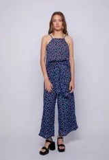 Top sin mangas con tirantes finos regulables y escote recto, con estampado de flores azules.