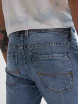 Pantalón de jean celeste de corte slim fit.