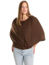 Capa de punto color bordó con diseño envolvente de doble capa superpuesta. Presenta cuello a la base, cierre frontal con botones y mangas estilo japonés con terminaciones acanaladas.