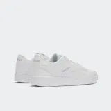 Championes Reebok BB 1000 de cuero blanco con detalles en gris claro.