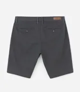 Bermuda masculina de sarga color rosa, corte slim, con bolsillos laterales y cierre con botón y cremallera.