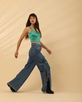 Pantalón cargo de jean azul con corte recto, bolsillos laterales con solapa y aberturas en el ruedo.