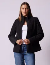 Campera capitoneada marca Gallery, color negro, con cierre frontal, cuello alto y bolsillos laterales con cierre. Presenta un diseño acolchado con costuras en rombos y ajuste en la cintura.