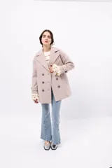 Pantalón de gabardina elastizada con corte recto y silueta estilizada. Presenta una textura suave y un diseño de caída fluida con costuras estratégicas en la pierna.