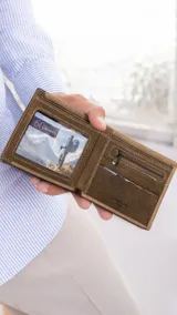 Billetera de cuero marrón con faja vertical combinada y detalle de costura en zigzag. Interior con doble repartición para billetes, visor, tarjeteros y monedero interno con cierre.