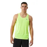 Musculosa deportiva color verde flúor con logo de New Balance estampado en gris.