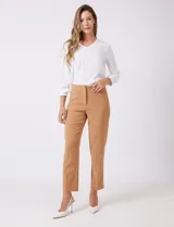 Pantalón sastrero slim negro de tiro alto, con pretina anatómica, pinzas verticales frontales y cierre oculto. Tiene bolsillos laterales inclinados y pinzas traseras para un ajuste favorecedor.