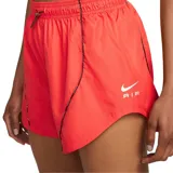 Short deportivo color coral con cintura elástica ajustable con cordón y detalles reflectantes.