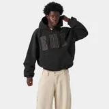 Campera negra con capucha y cierre frontal, corte boxy y bolsillos tipo canguro. Estampado con letras "EME" en el pecho.