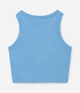 Musculosa básica celeste de corte cropped confeccionada en tejido acanalado de viscosa, con cuello redondo y diseño ajustado.