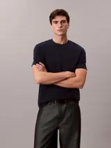 Remera de corte regular confeccionada en algodón, con cuello redondo y mangas cortas. Presenta un diseño minimalista con el logo de la marca sutilmente bordado en el pecho.