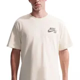 Remera Nike SB de manga corta en color negro, con cuello redondo y el logo de la marca estampado en el pecho.