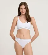 Kit de dos soutienes sin copa ni aro, uno blanco y otro gris, confeccionados en tejido seamless texturizado de microfibra. Ambos tienen escote en V, breteles finos ajustables y una banda elástica con el logo "Lov" en la parte inferior.