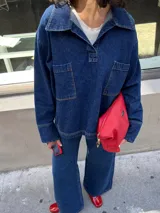 Camisa o sobrecamisa de jean azul confeccionada con algodón reciclado. De estilo vintage, con bolsillos cuadrados en el pecho.