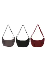 Bolso bandolera color gris oscuro, con diseño curvilíneo, correa ajustable y múltiples compartimentos con cierre. Presenta la inscripción "everyday wear" en la parte frontal.