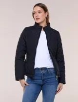 Campera capitoneada negra con costuras multidireccionales, cuello alto, cierre frontal y bolsillos laterales con cierre.