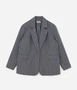 Blazer gris con riscas de giz, de corte sastre, con cuello con solapa y bolsillos simulados.