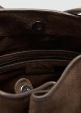 Bolso tipo shopper de cuero vacuno en color marrón oscuro, con diseño estructurado, cierre superior con solapa y hebilla metálica, y correas de hombro integradas.