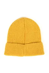 Gorro de lana tejido color lila con etiqueta negra con logo en el frente.