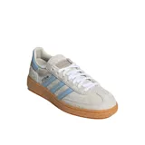 Championes Adidas Handball Spezial, color beige con detalles en celeste y suela de goma color caramelo.