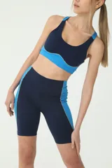 Biker deportivo azul con recortes azulinos y costuras en tono verde.