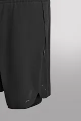 Pantalones cortos de entrenamiento 2 en 1 de color marrón, confeccionados por Zara Athleticz en tejido técnico ligero y elástico con malla interior. Cuenta con cintura elástica ajustable con cordón y bolsillos laterales.