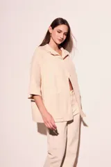 Cárdigan negro de punto con cuello mao, manga 3/4 y cierre frontal con botones.