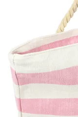 Bolso tipo tote con rayas horizontales blancas y azules, asas de soga y cierre superior.