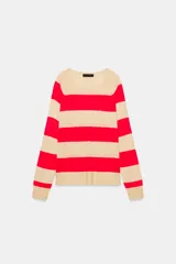 Sweater de punto con cuello redondo y manga larga, con diseño de rayas horizontales en tonos beige y rojo.