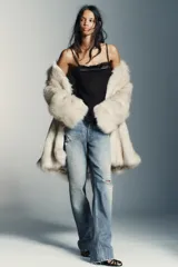 Top de tirantes finos confeccionado en tejido semitransparente, con escote recto decorado con encaje a tono, bordados florales y detalles de terciopelo con lazos. Presenta un diseño con abertura frontal y bajo con encaje.