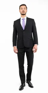 Traje de dos piezas compuesto por saco de dos botones con solapa clásica y pantalón de corte slim fit. Confeccionado en poliéster, presenta un diseño versátil y elegante.