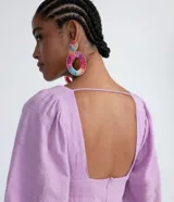 Vestido midi lila de algodón con escote cuadrado, mangas 3/4 abullonadas con elástico en el puño y falda con volados.