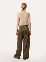 Pantalón cargo de satén color verde oliva, con bolsillos laterales con solapa y broches metálicos.