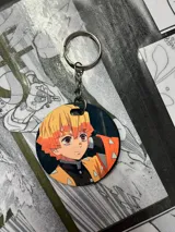 Llavero redondo con imagen de Zenitsu Agatsuma, personaje del anime Kimetsu no Yaiba (Demon Slayer).