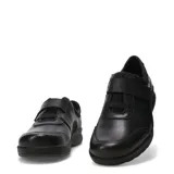 Zapatos casuales de mujer Lombardino modelo Mery, color negro, confeccionados en cuero y nobuk, con cierre de velcro en el empeine y suela de goma.