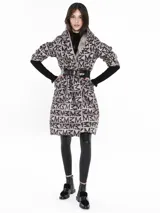 Tapado largo reversible con capucha, un lado con estampado de letras negras sobre fondo beige y otro lado liso color beige.