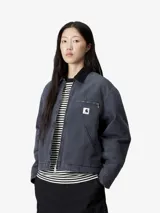 Chaqueta Carhartt modelo Detroit, de corte recto y estilo utilitario. Confeccionada en lona de algodón resistente, presenta cuello de pana en contraste, cierre frontal con cremallera, bolsillo en el pecho con cierre y parche de la marca, y bolsillos laterales. Diseño de inspiración workwear.