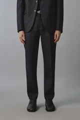 Pantalón de traje regular fit de lino color verde militar, con bolsillos laterales y bolsillos traseros de doble vivo con botón. Cierre frontal con cremallera y botón.
