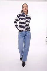 Camisa blanca con estampado floral azul, de corte clásico, cuello camisero y mangas largas.