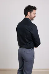 Camisa de vestir blanca de algodón con cuello italiano y mangas largas.