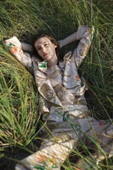 Conjunto de pijama de dos piezas color rosa pálido con estampado de guepardos y flores. Incluye camisa de manga larga con cuello y pantalón largo.