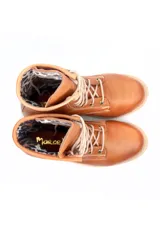 Borcego clásico de cuero liso color beige, con cordones y suela track.