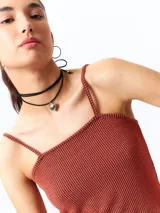 Vestido corto marrón de punto elastizado, con breteles finos.