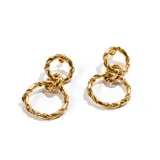 Par de aros colgantes dorados con diseño de dos aros entrelazados con textura trenzada.
