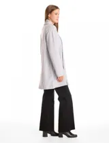 Cardigan largo de tejido de punto suave, color gris, con cuello con caída fluida, mangas largas con hombros caídos y bolsillos laterales discretos.